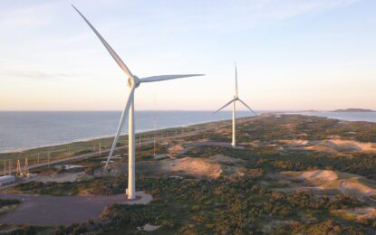 Paysage des deux éoliennes du Parx éolien des dunes du Nord aux Îles-de-la-Madelaine