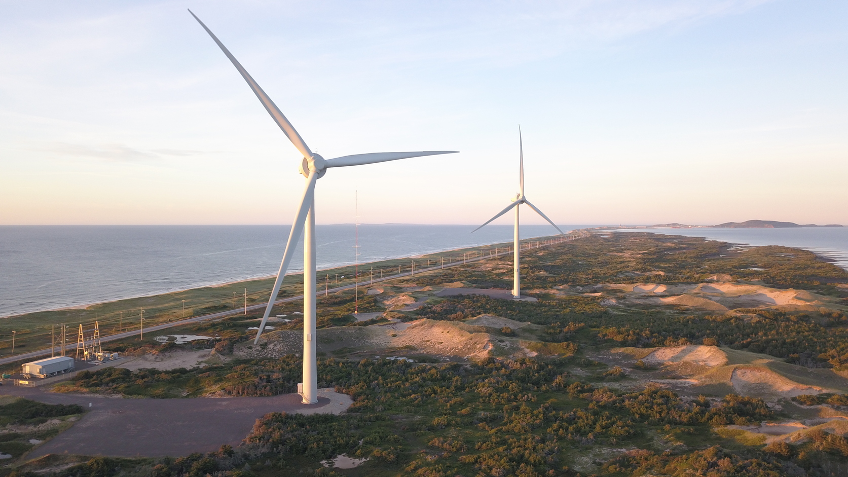 Paysage des deux éoliennes du Parx éolien des dunes du Nord aux Îles-de-la-Madelaine